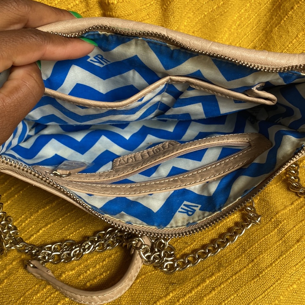 Classy Crossbody! - image 4